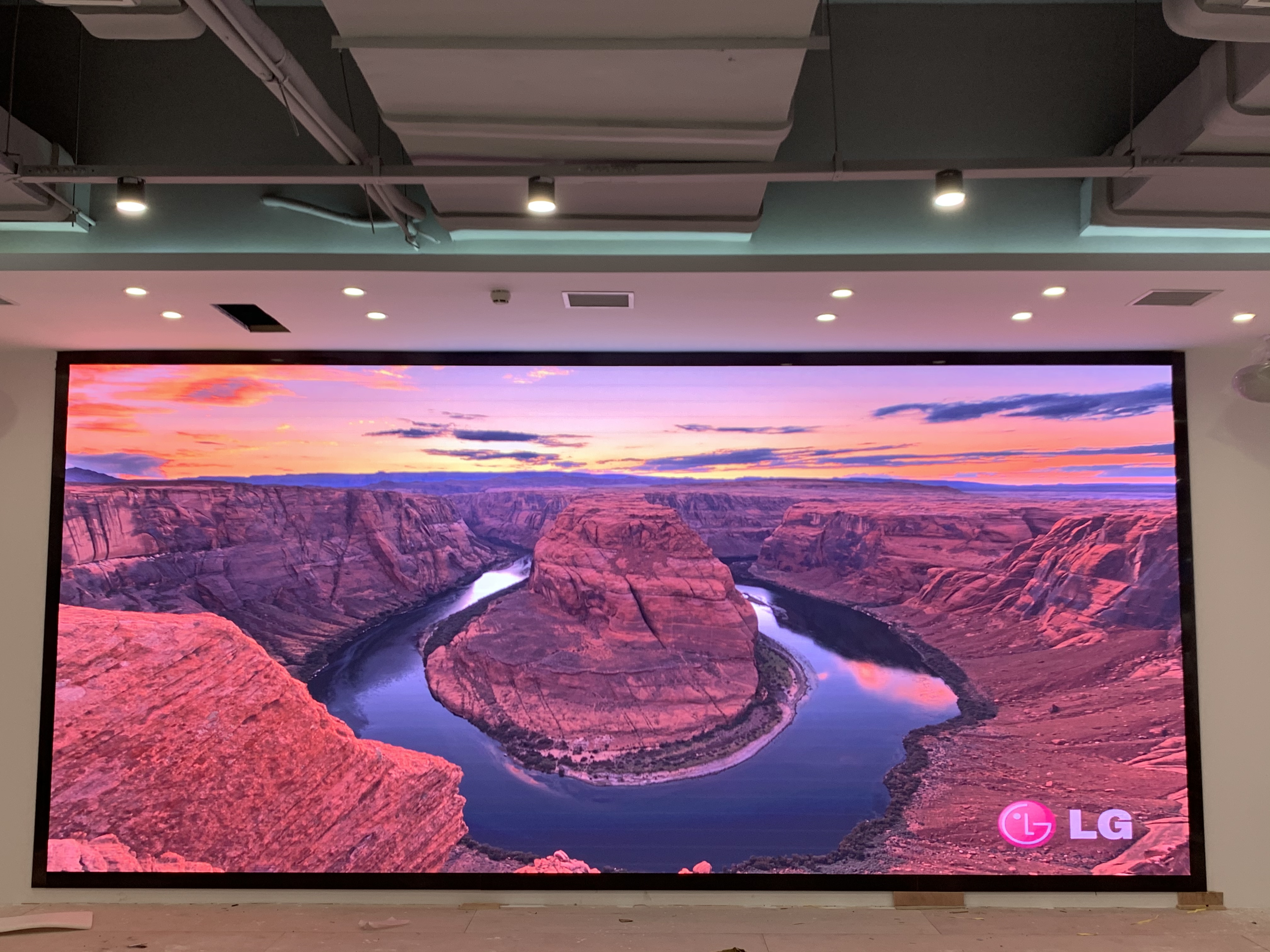 早高峰地鐵站LED廣告機VS紙質廣告：300人路過，誰能讓抬頭率從5%飆升到82%？”