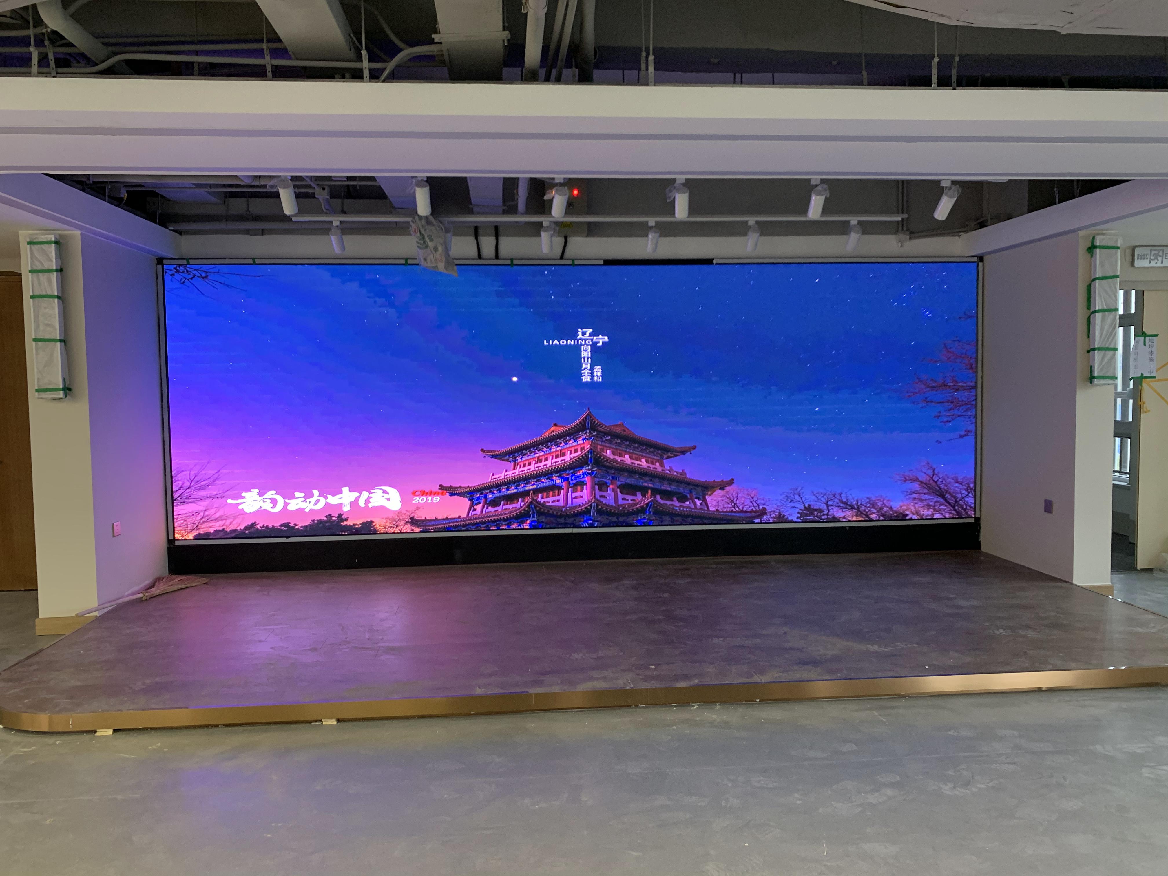 “會議室屏幕掛多高？人體工學高度公式+高管身高適配表”