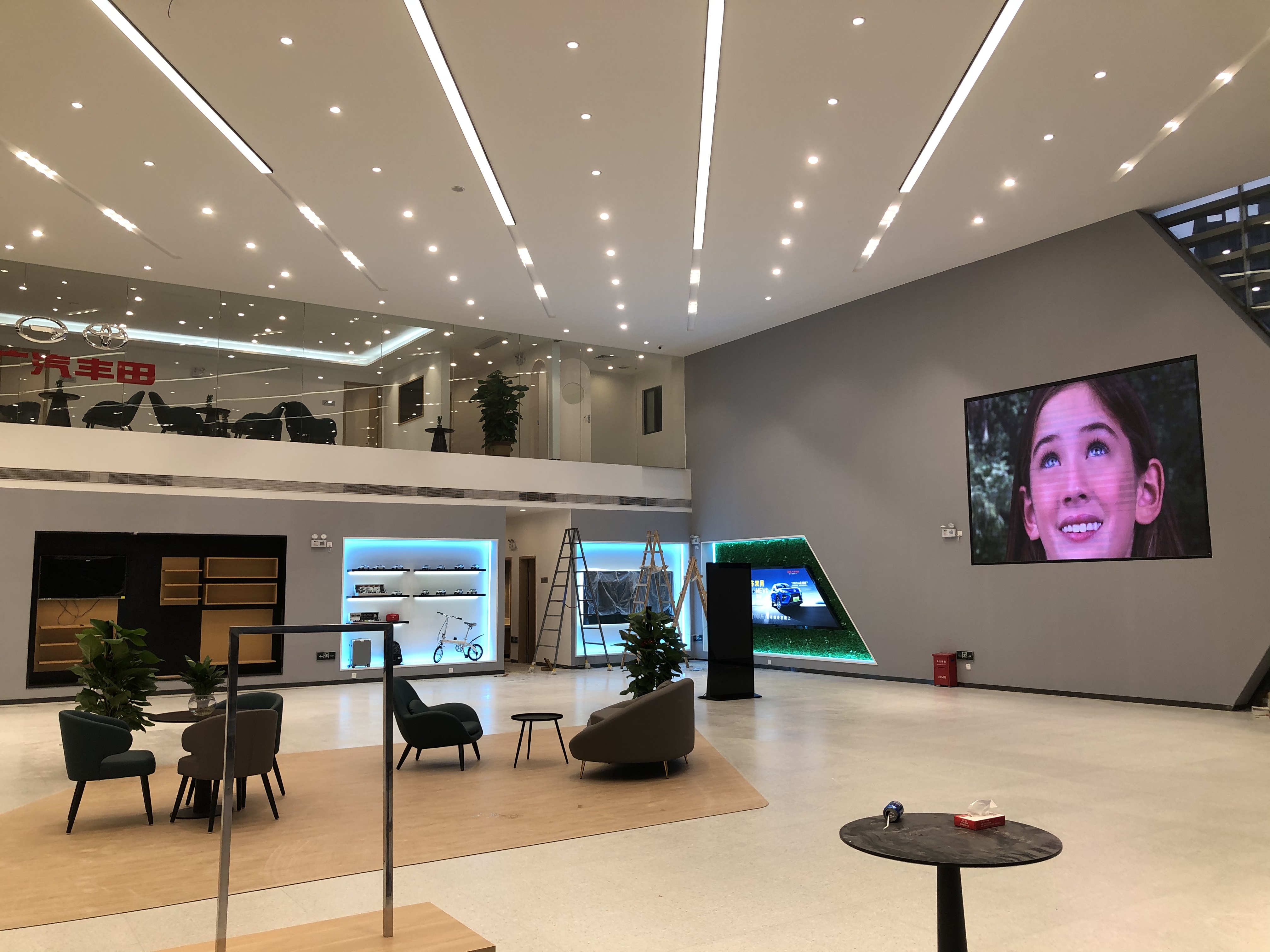 店員瘋狂發傳單，顧客卻頭也不抬？LED廣告機‘強制吸睛’的5個心機設計”